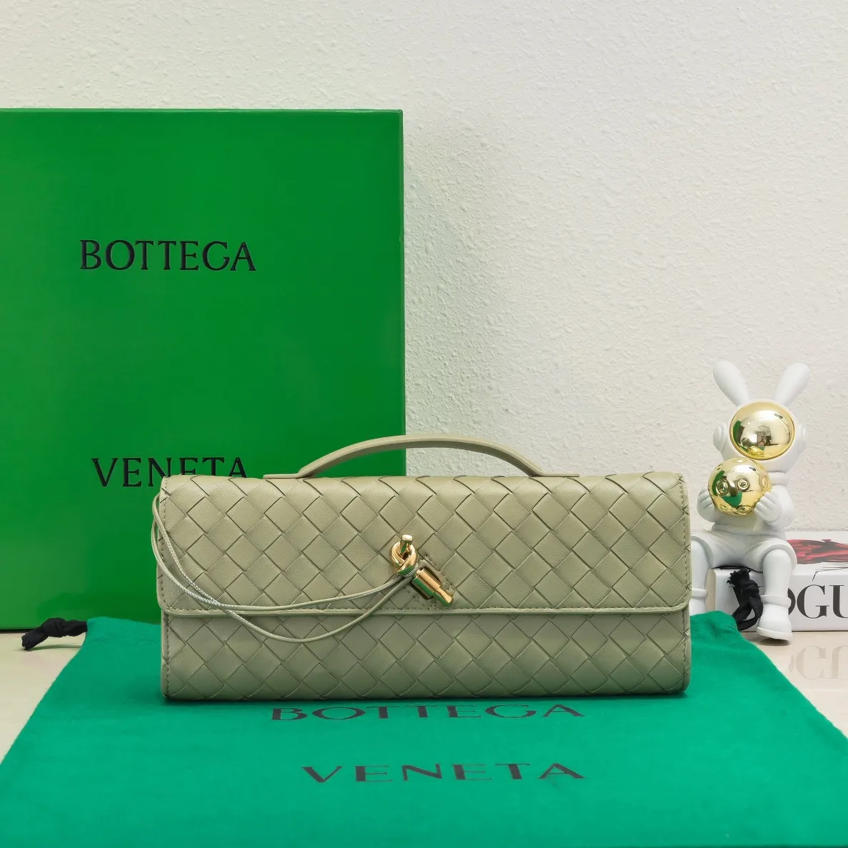 The batch of 1360 BV Andiamo evening handbags has been heavily planted again~ The designer aesthetics in the era of economic downturn are back. I fall in love with it at first sight and can't put it down. It's so beautiful and full of aura. The shape and texture are very competitive. It's light in weight and has sufficient capacity. It's a must-have for fashionistas. It's suitable for many occasions, minimalist, high-end and light luxury. Model No.: 741511 Size: 31*13*3cm